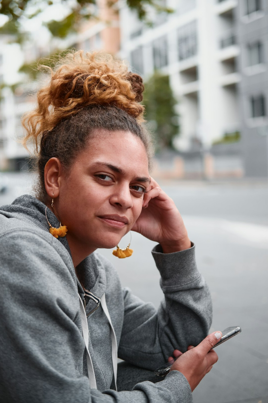 Mulher brasileira ouvindo atentamente outra pessoa durante uma conversa